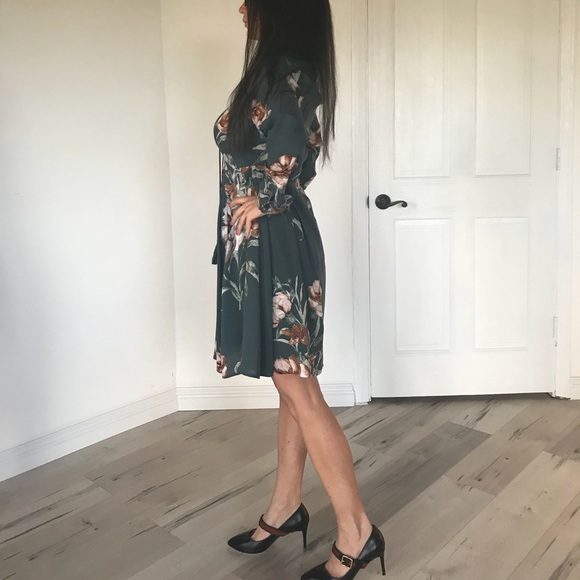 Green dress with flowers - Picture 2 of 3